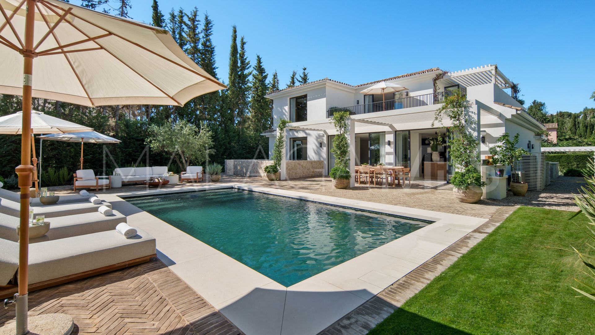 Villa for sale in Nueva Andalucia