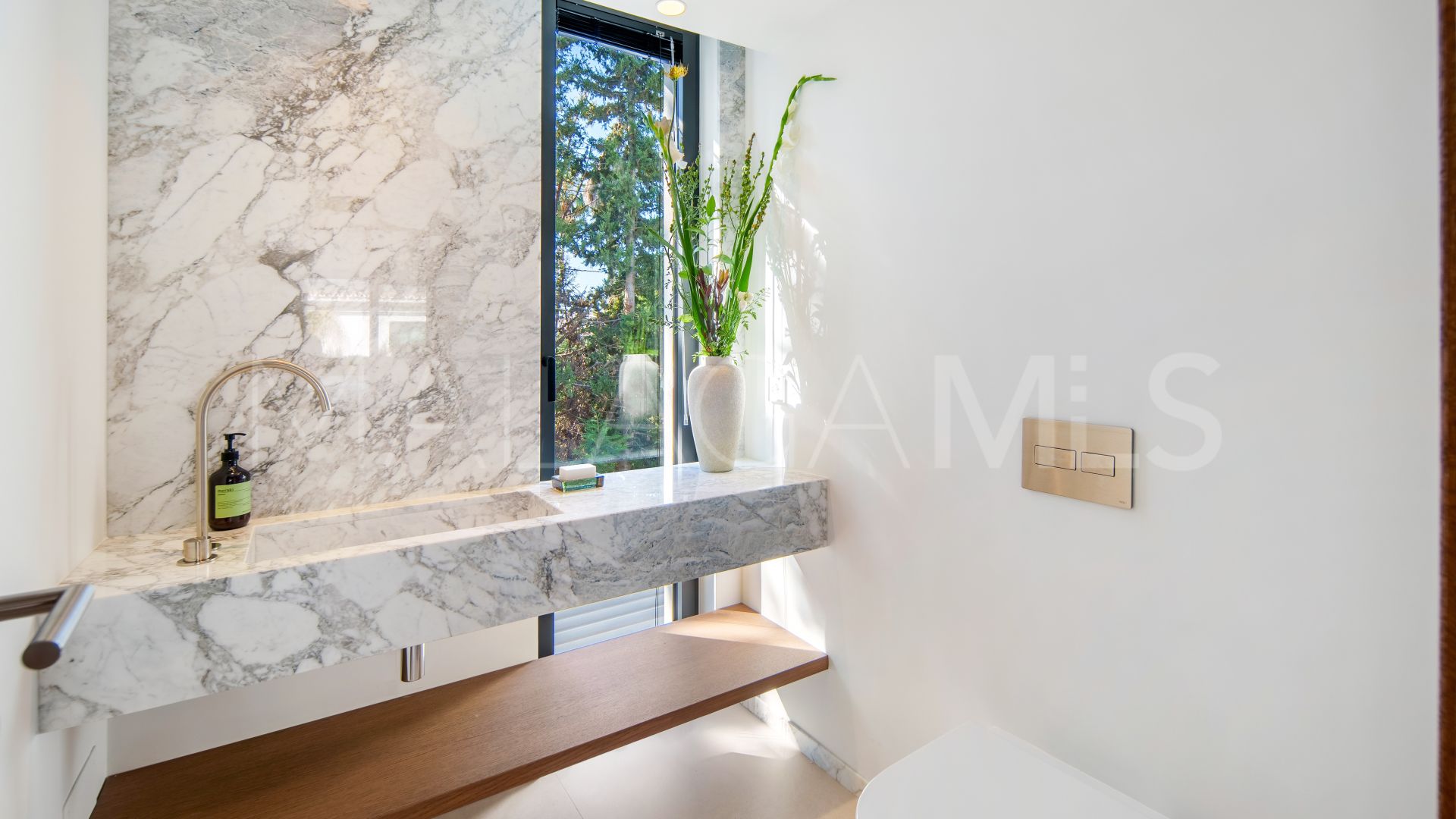Villa for sale in Nueva Andalucia