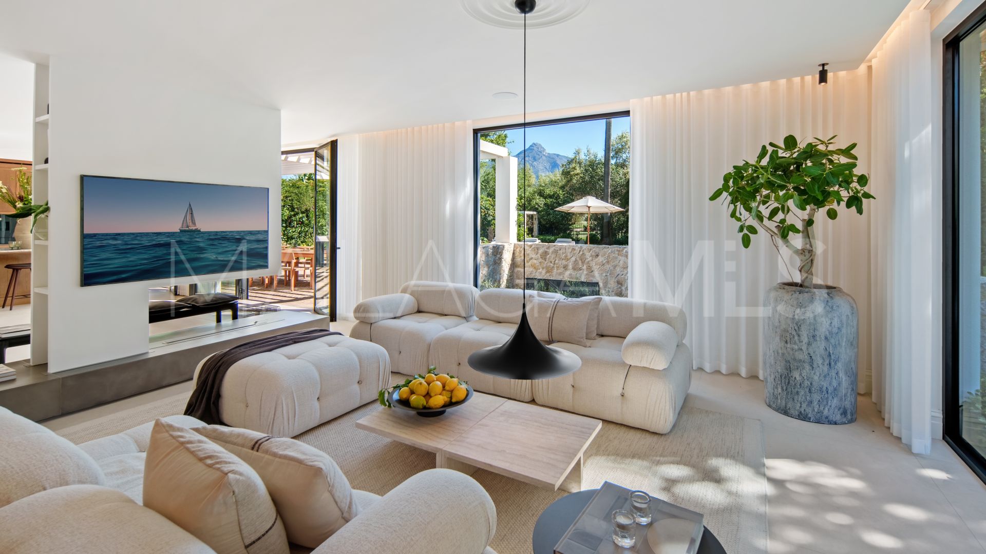 Villa for sale in Nueva Andalucia