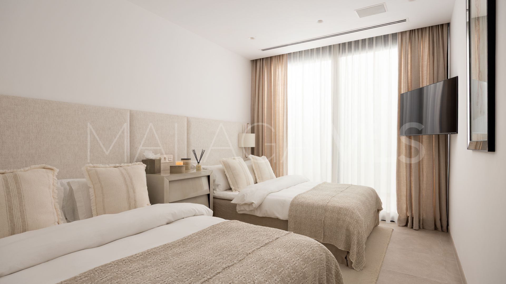 Villa for sale in Nueva Andalucia