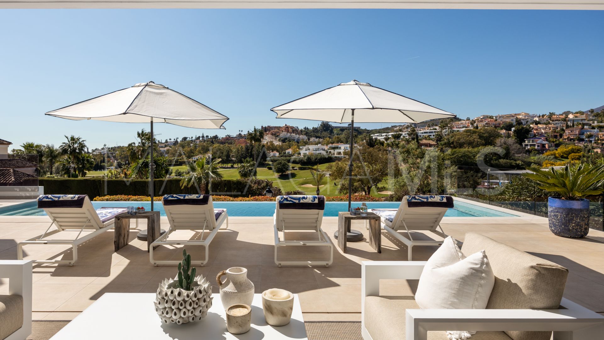 Villa for sale in Nueva Andalucia