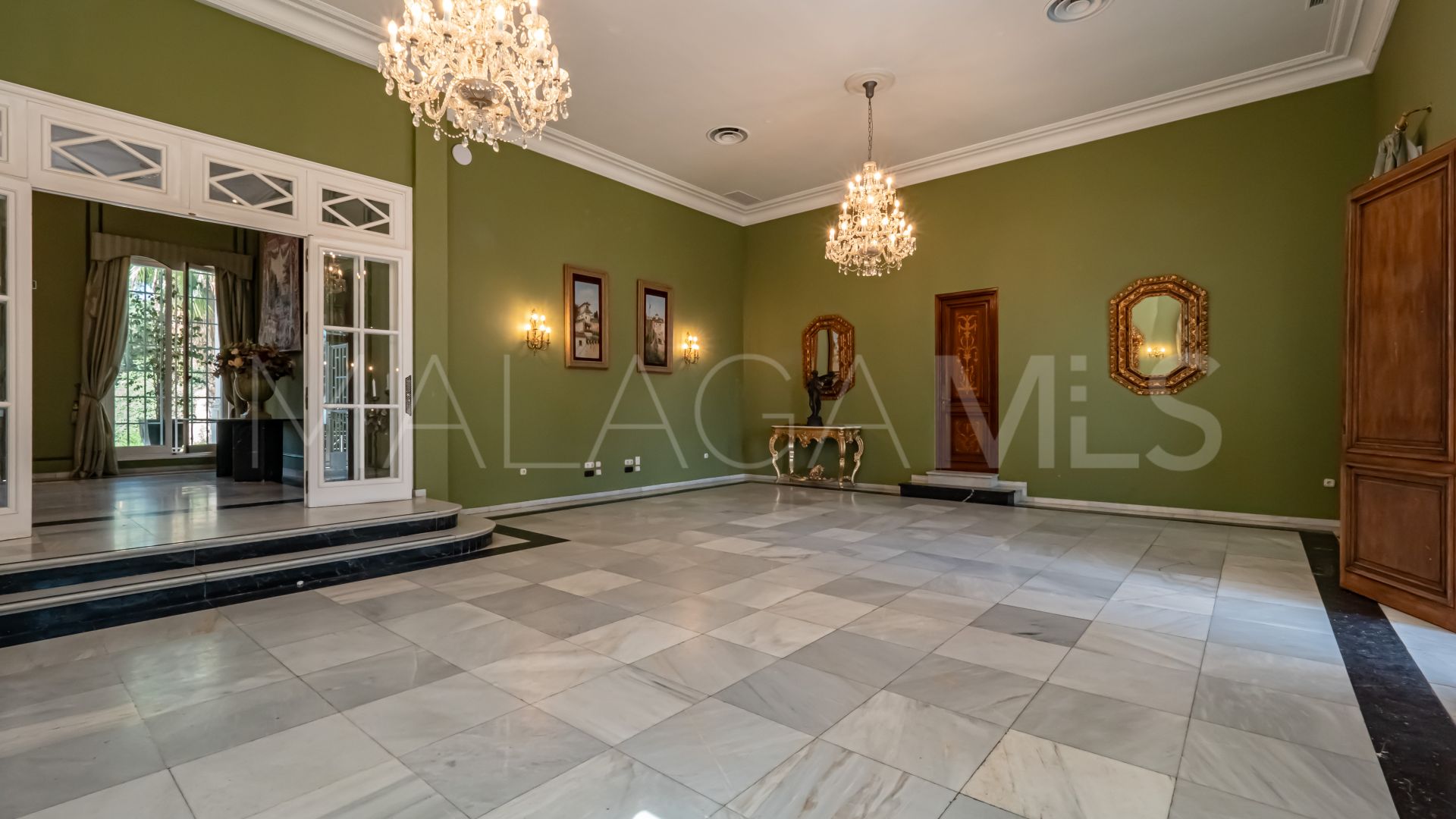 Mansion for sale in El Limonar