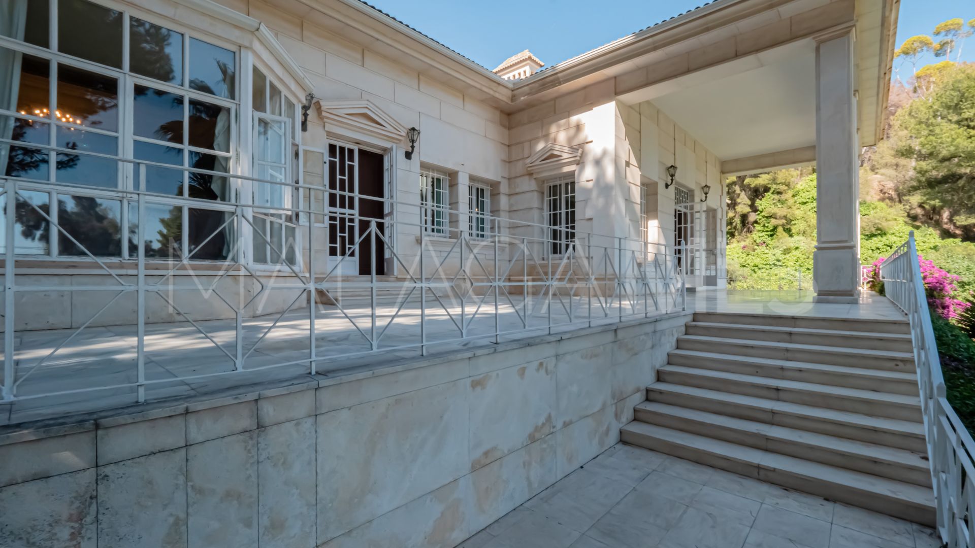 Mansion for sale in El Limonar