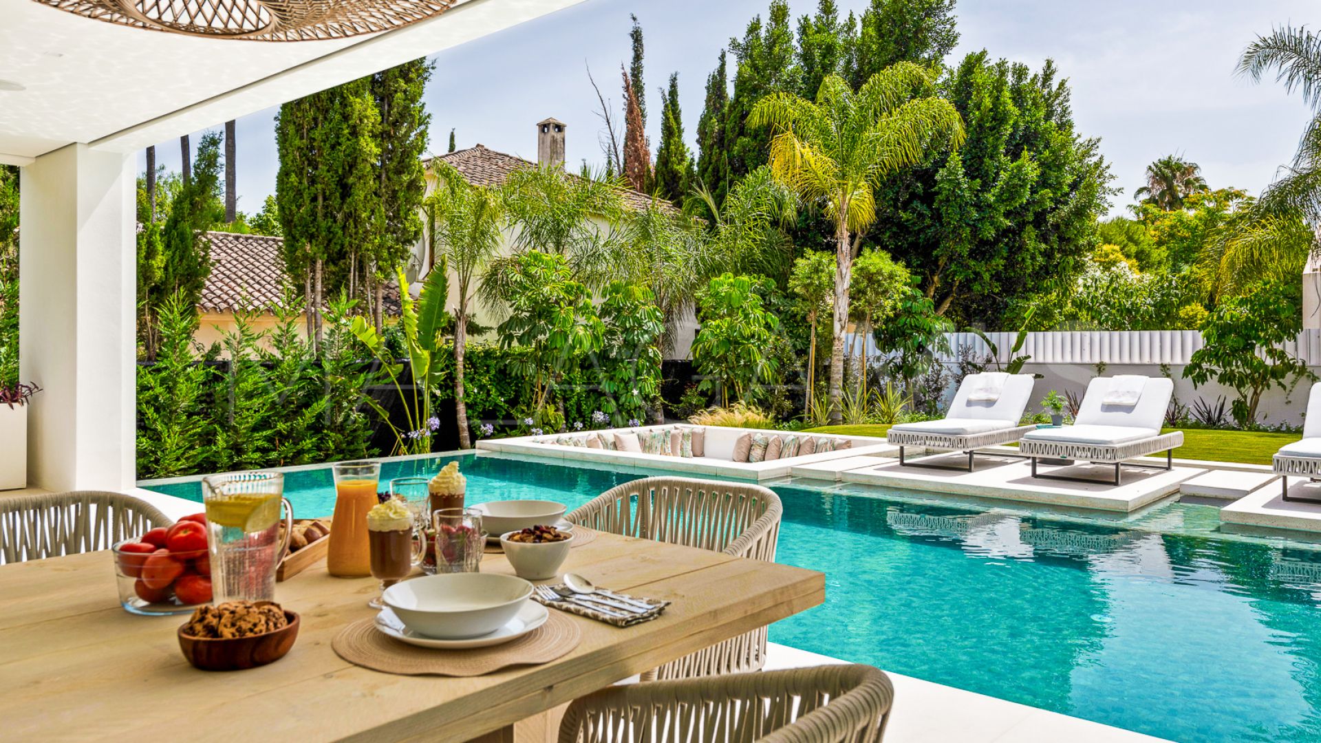 Villa for sale in Las Brisas