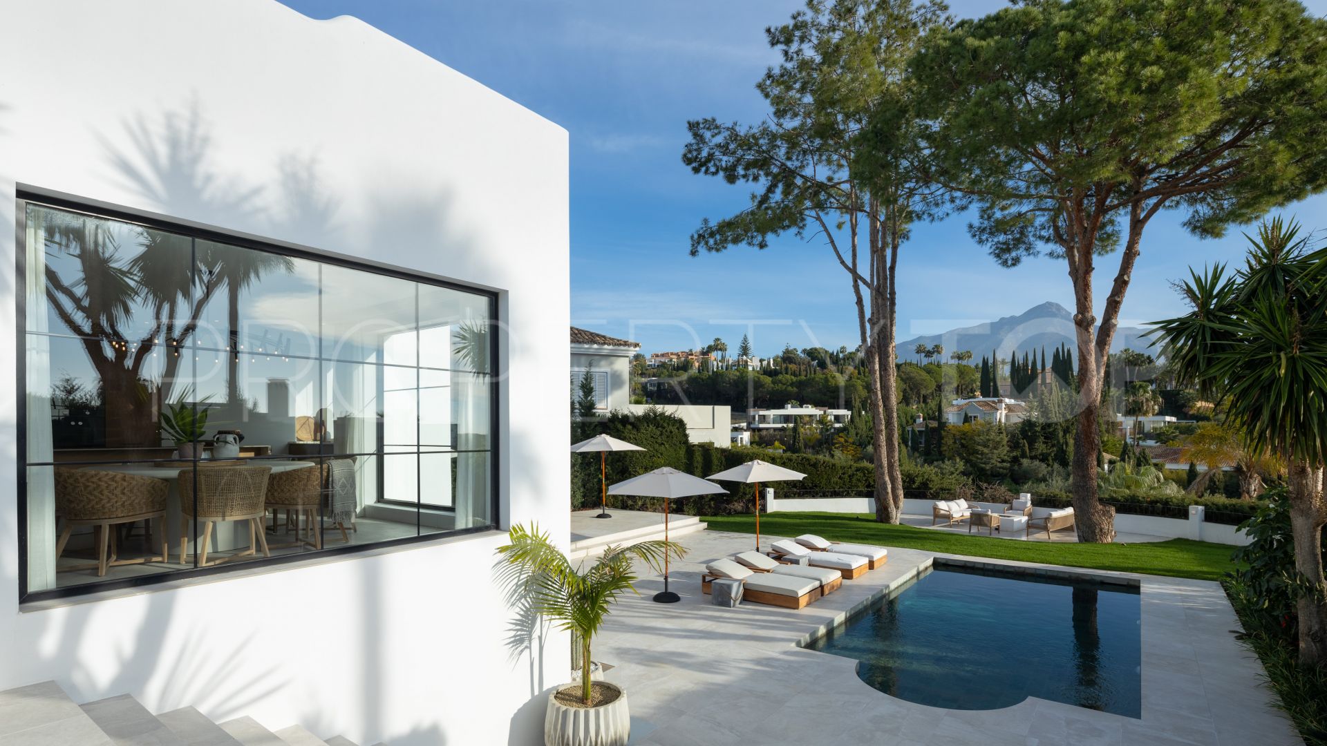 Buy Los Naranjos villa with 4 bedrooms