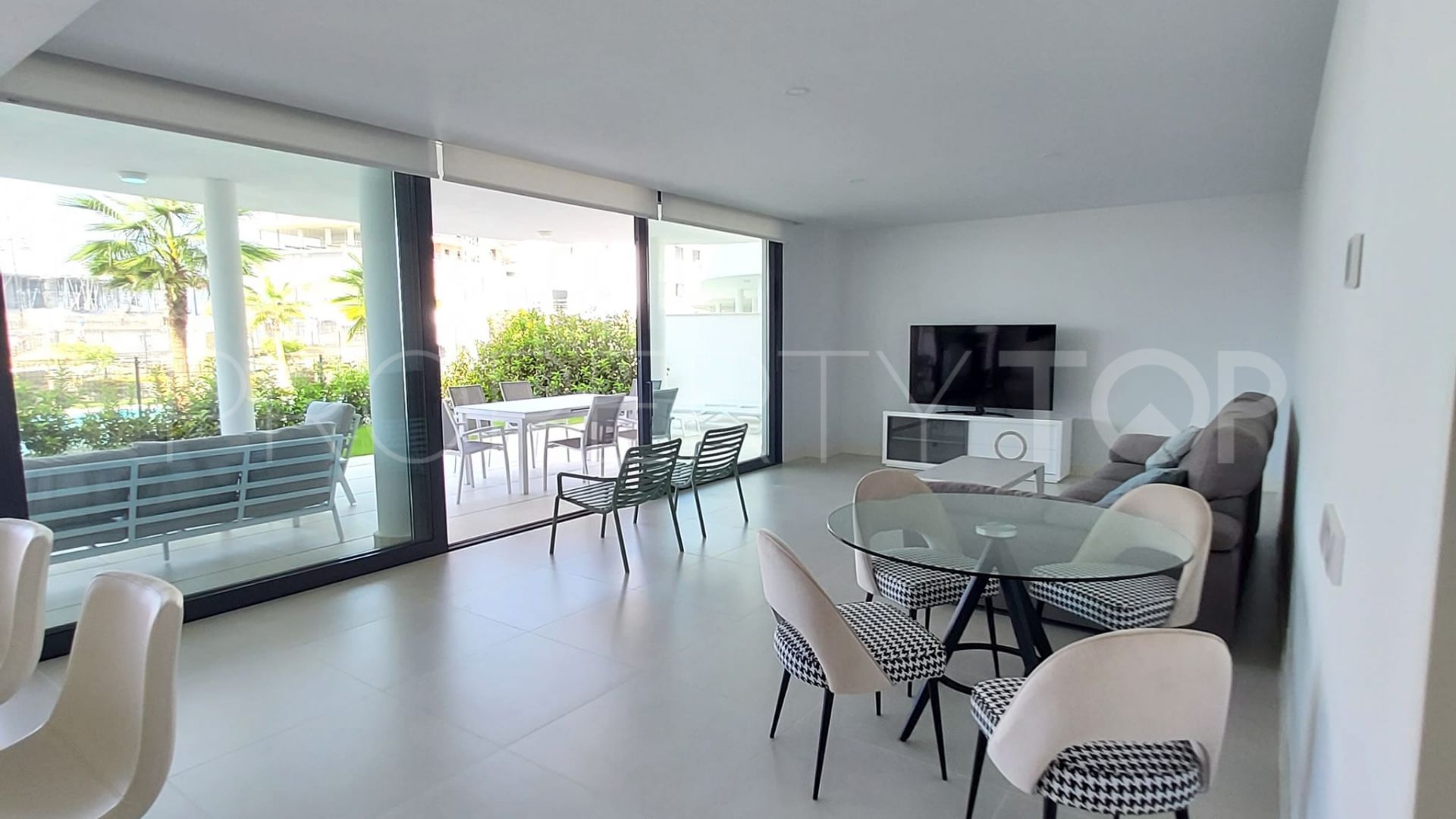 For sale ground floor apartment in El Higueron with 3 bedrooms
