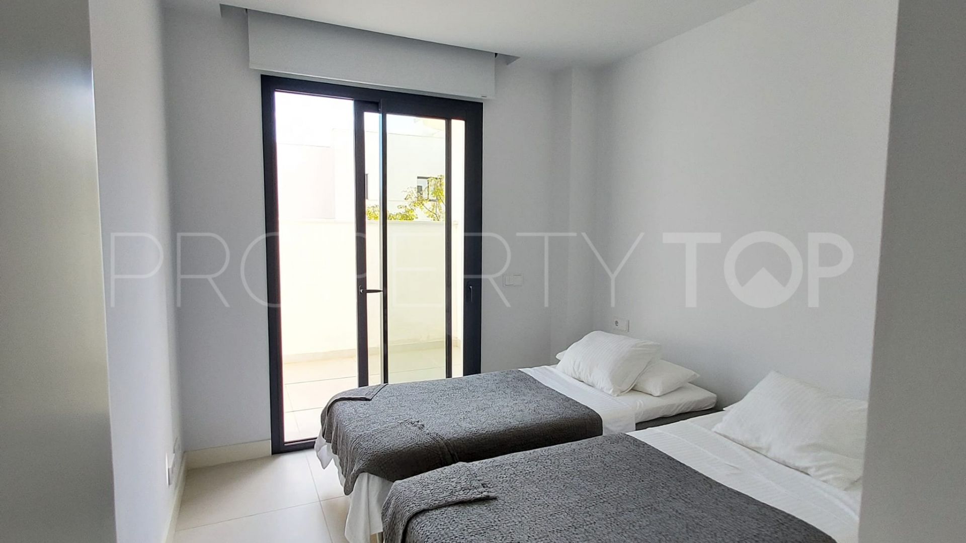 For sale ground floor apartment in El Higueron with 3 bedrooms