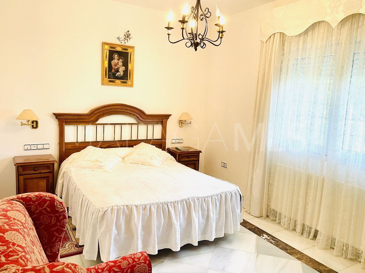 5 bedrooms villa in Estepona for sale