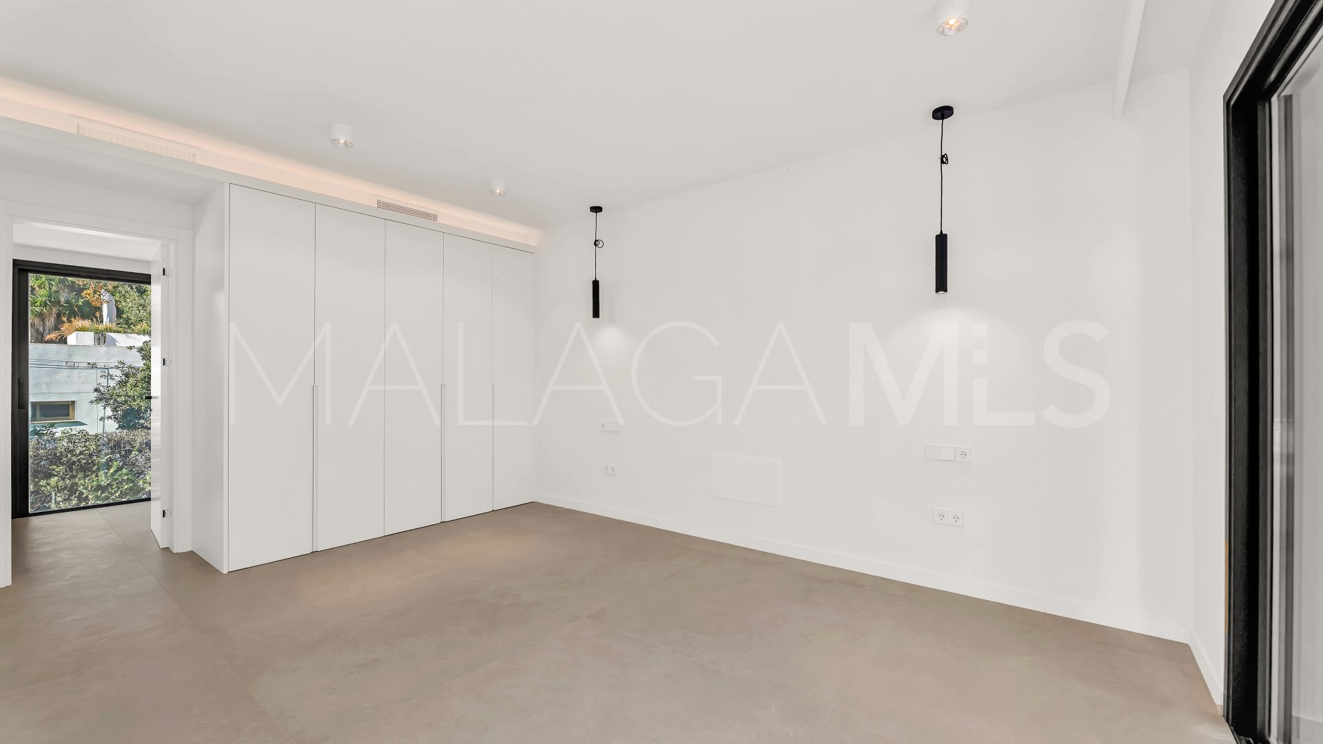 Buy villa de 4 bedrooms in Elviria