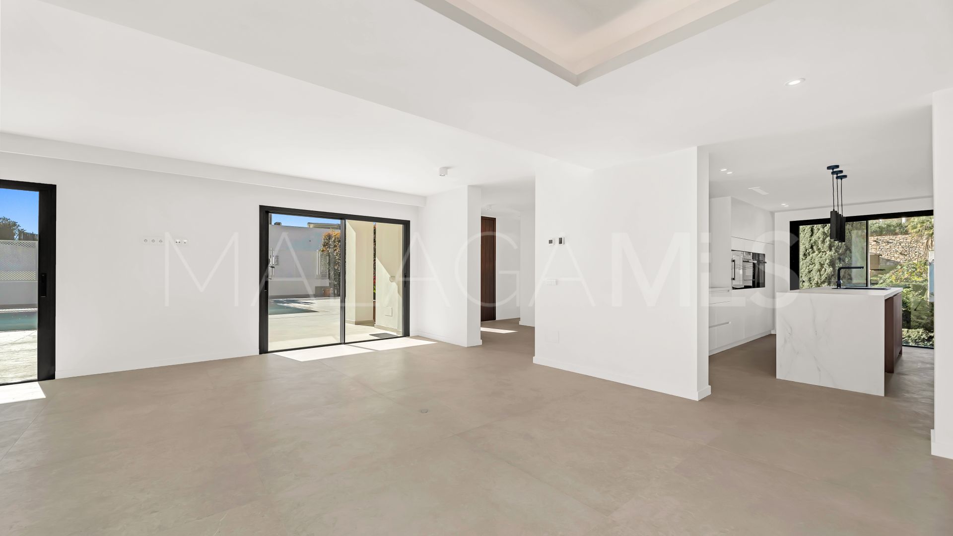 Buy villa de 4 bedrooms in Elviria