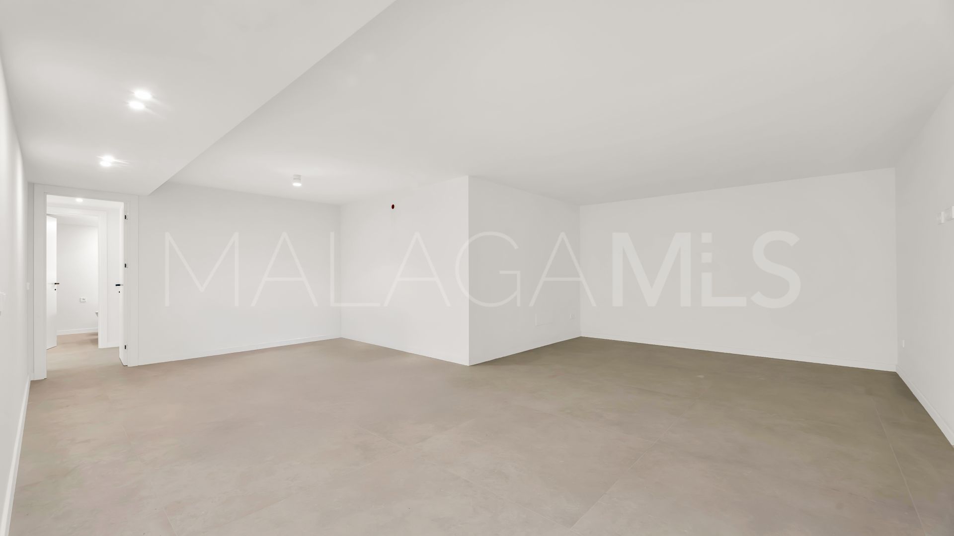 Buy villa de 4 bedrooms in Elviria