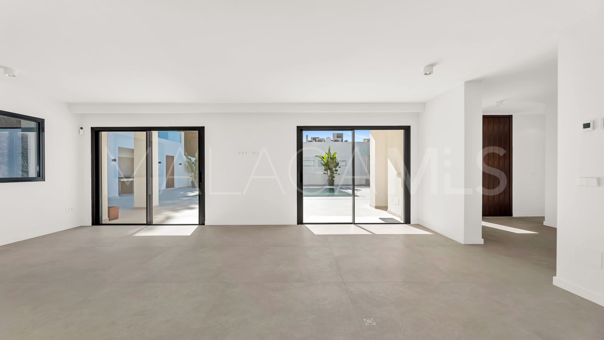Buy villa de 4 bedrooms in Elviria