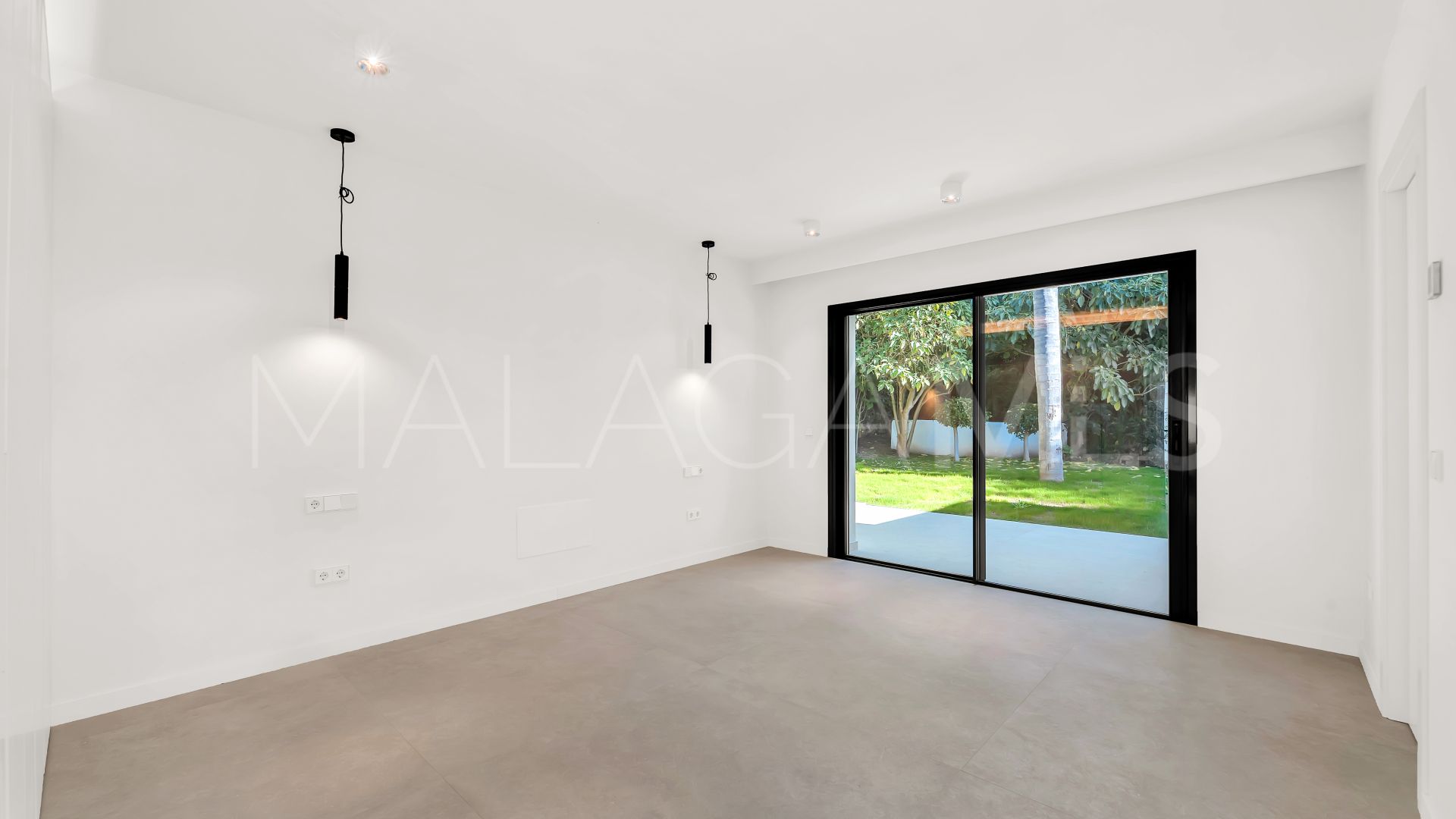 Buy villa de 4 bedrooms in Elviria
