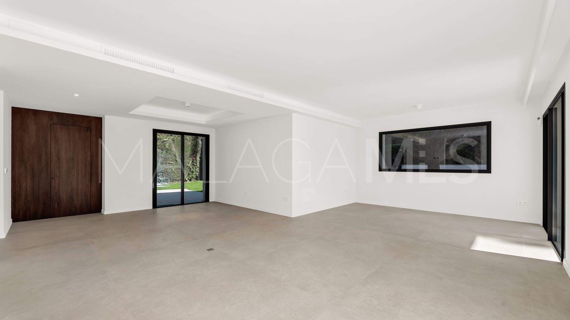 Buy villa de 4 bedrooms in Elviria