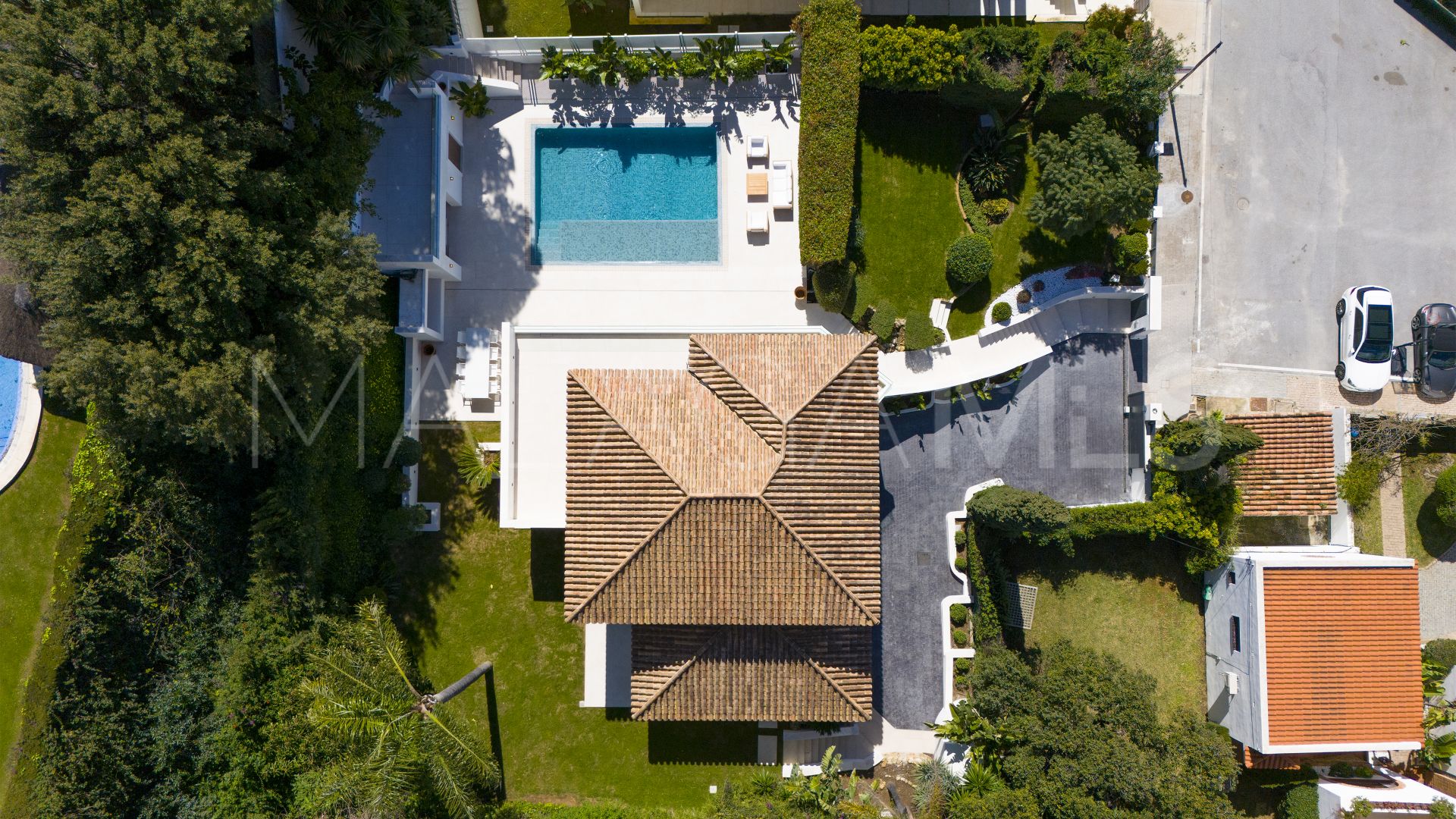 Buy villa de 4 bedrooms in Elviria