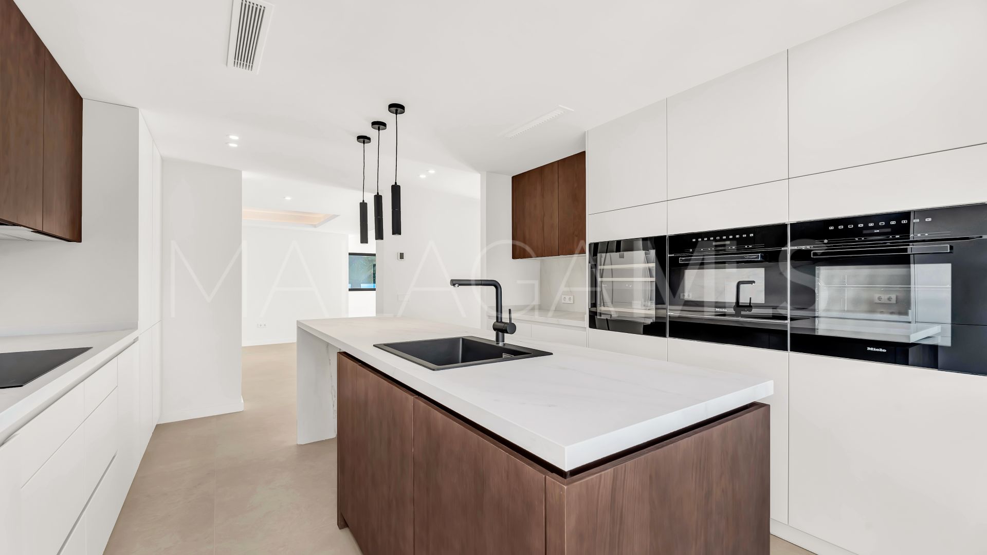 Buy villa de 4 bedrooms in Elviria