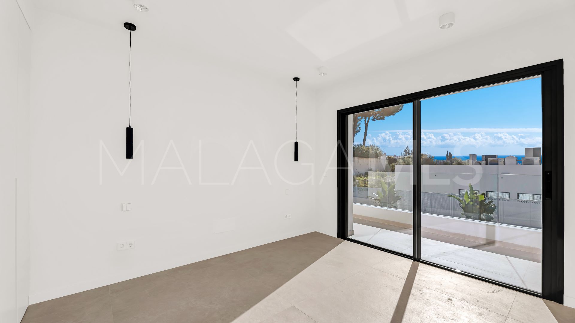 Buy villa de 4 bedrooms in Elviria