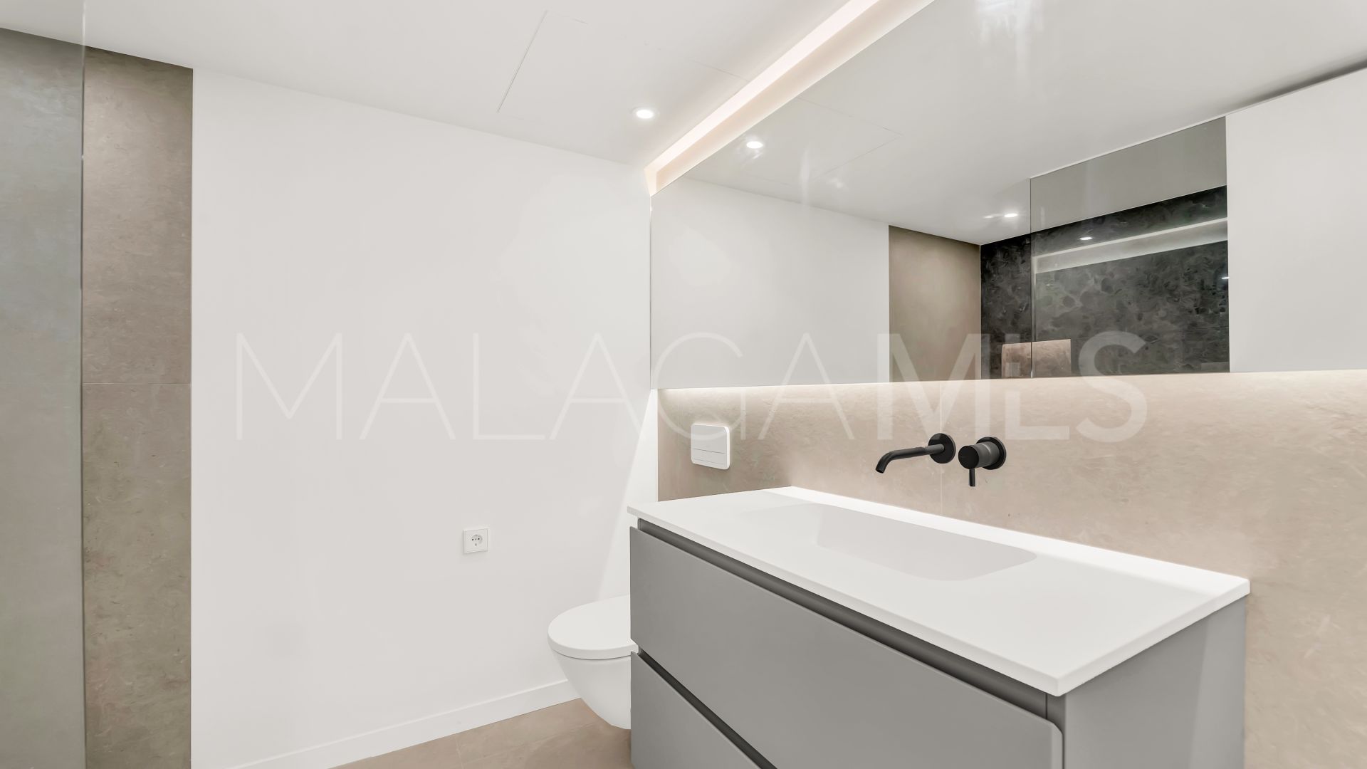Buy villa de 4 bedrooms in Elviria
