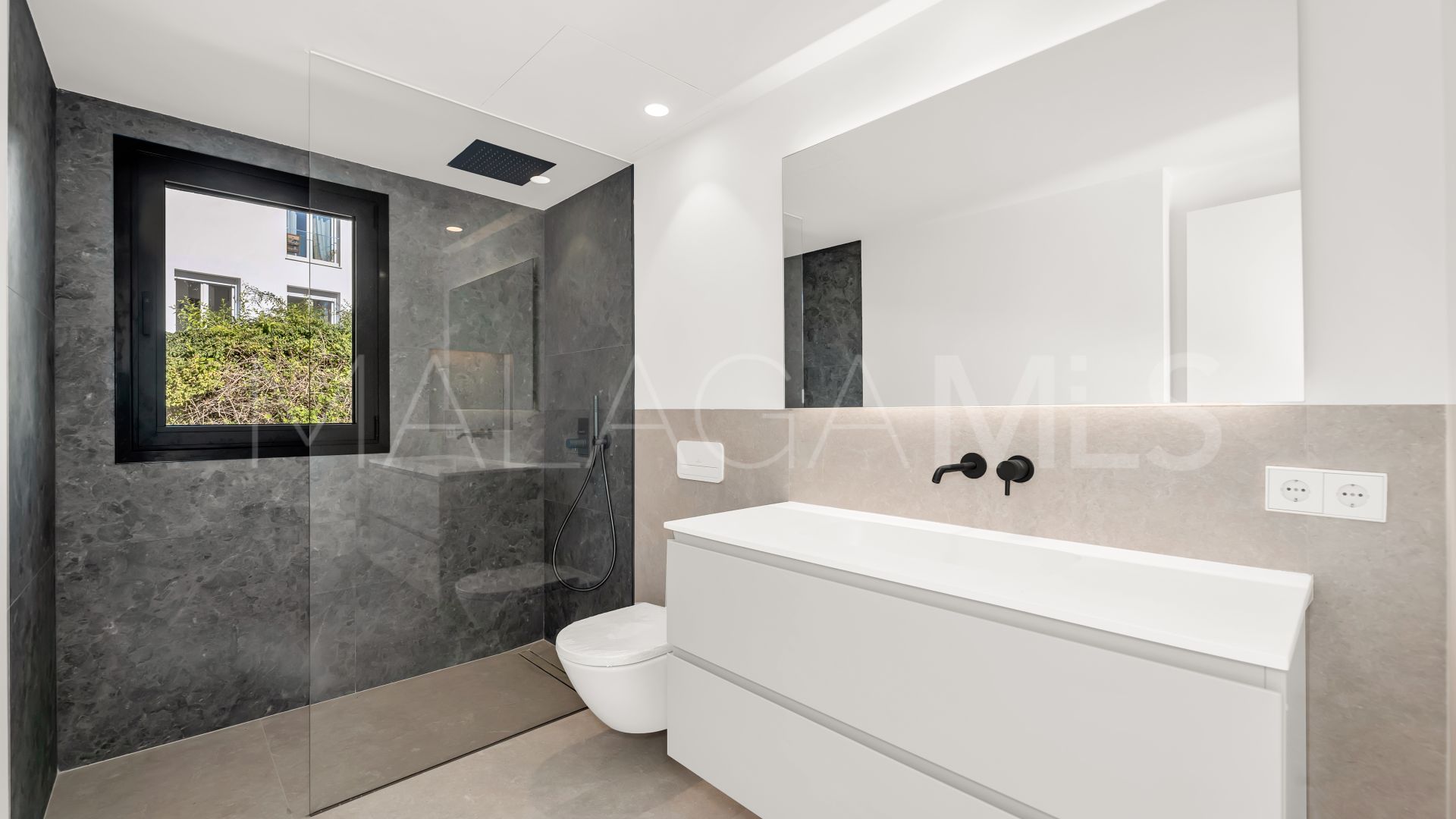 Buy villa de 4 bedrooms in Elviria