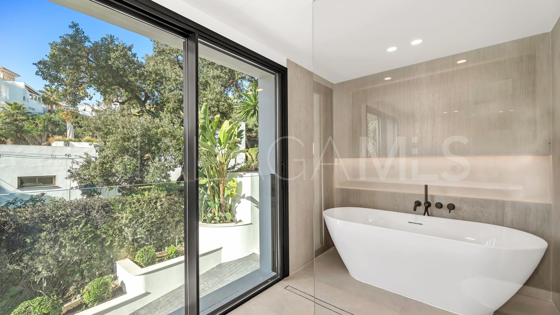 Buy villa de 4 bedrooms in Elviria