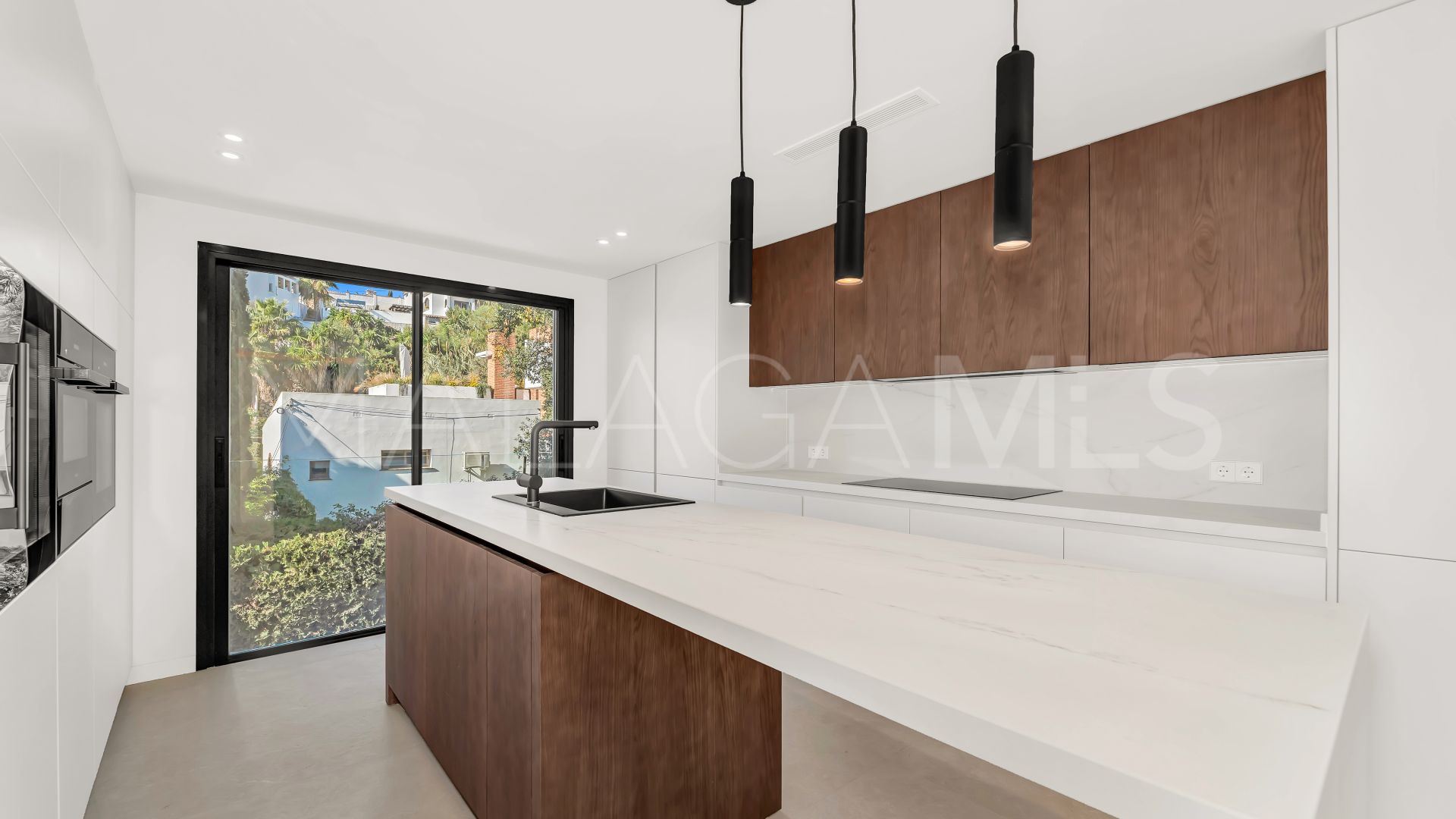 Buy villa de 4 bedrooms in Elviria