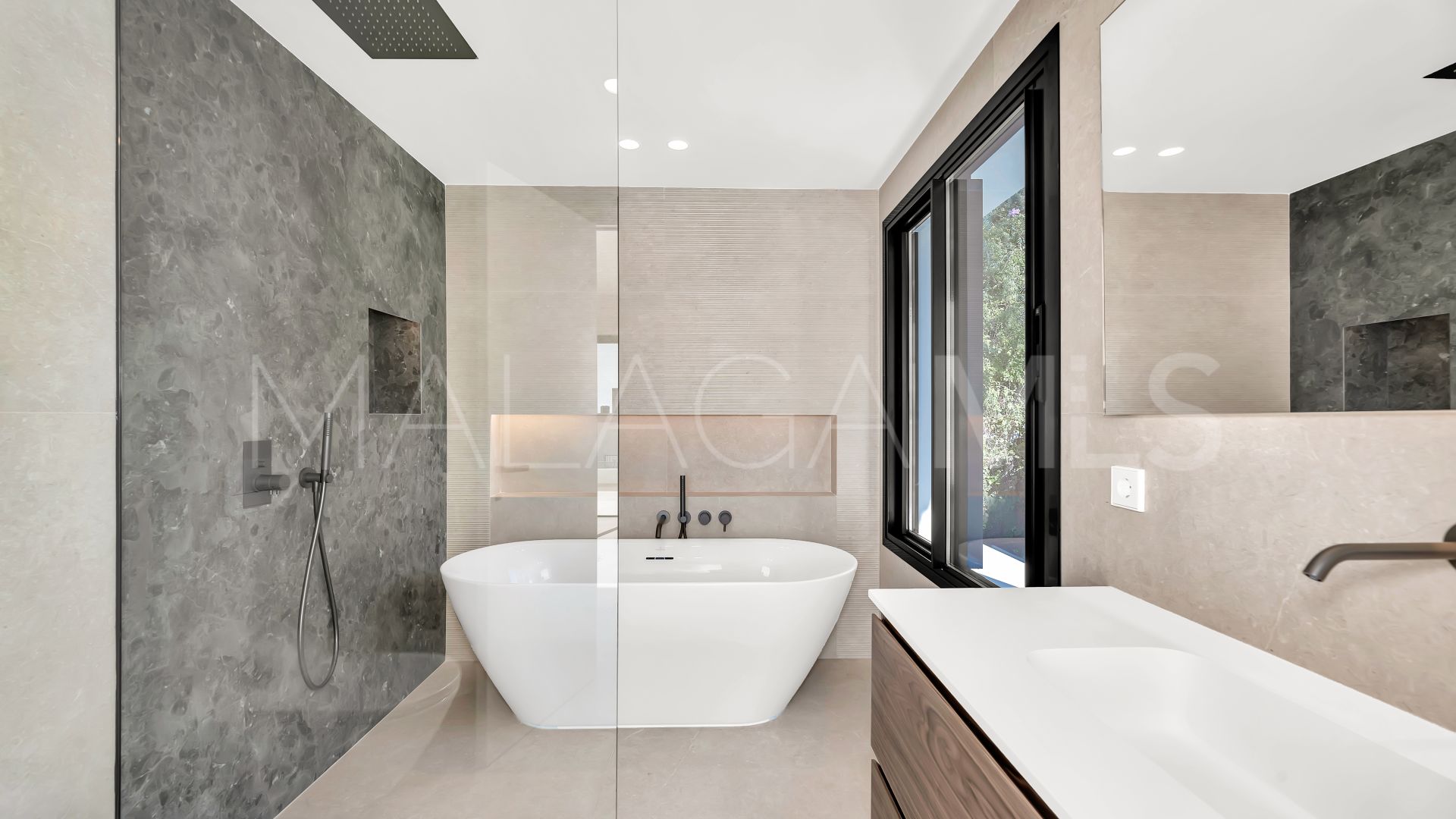 Buy villa de 4 bedrooms in Elviria