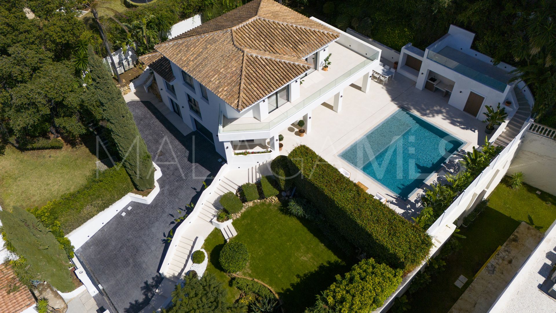 Buy villa de 4 bedrooms in Elviria