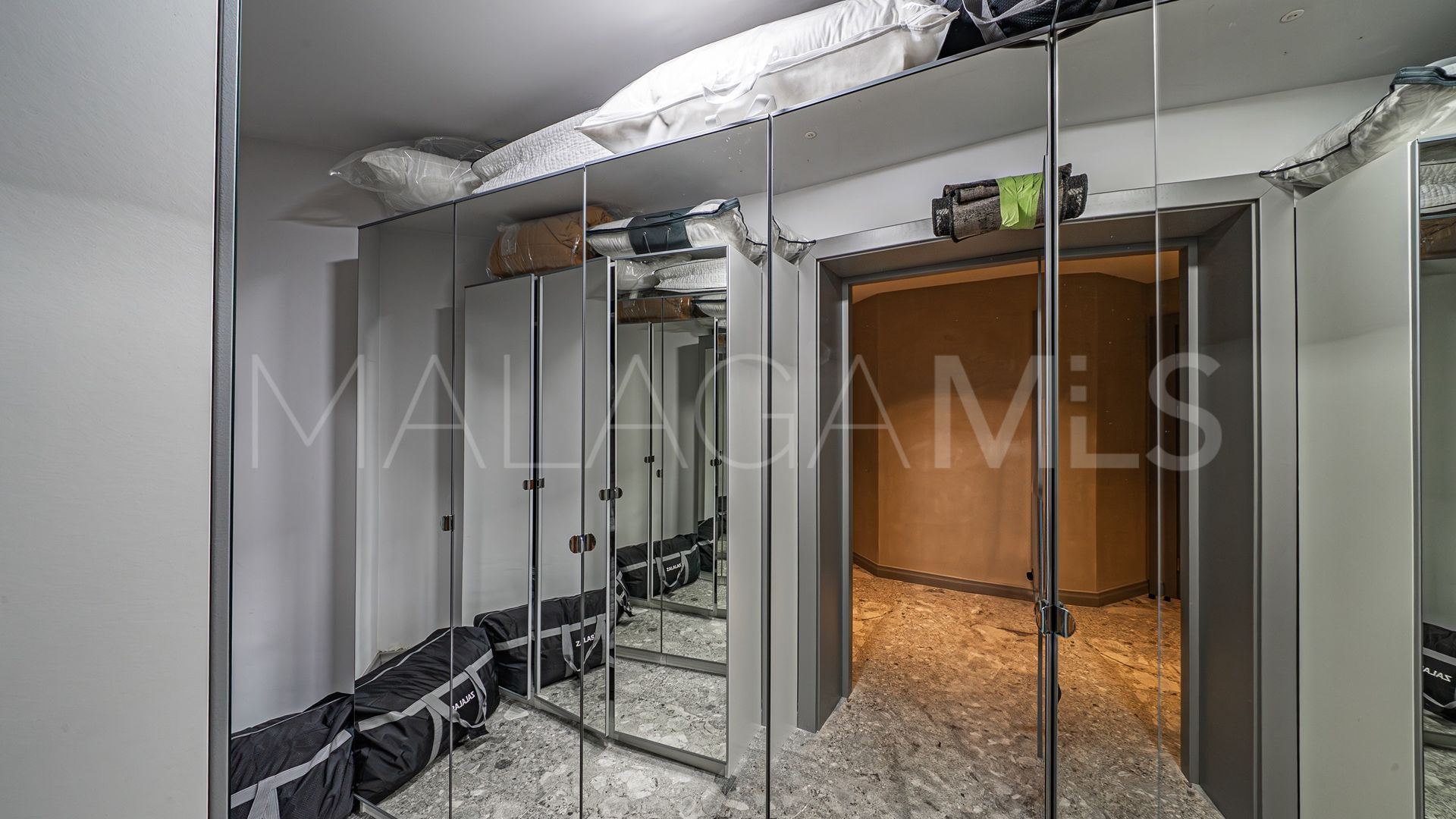 Villa for sale in Guadalmina Baja