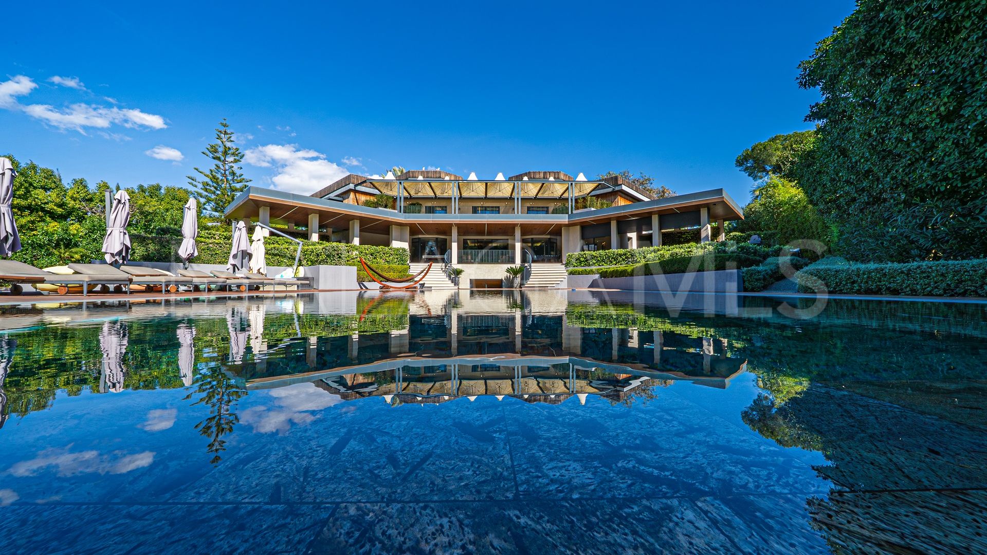 Villa for sale in Guadalmina Baja