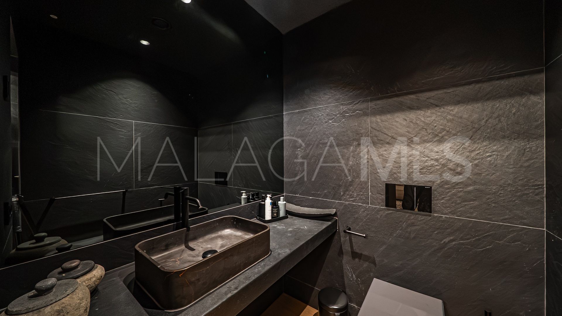 Villa for sale in Guadalmina Baja