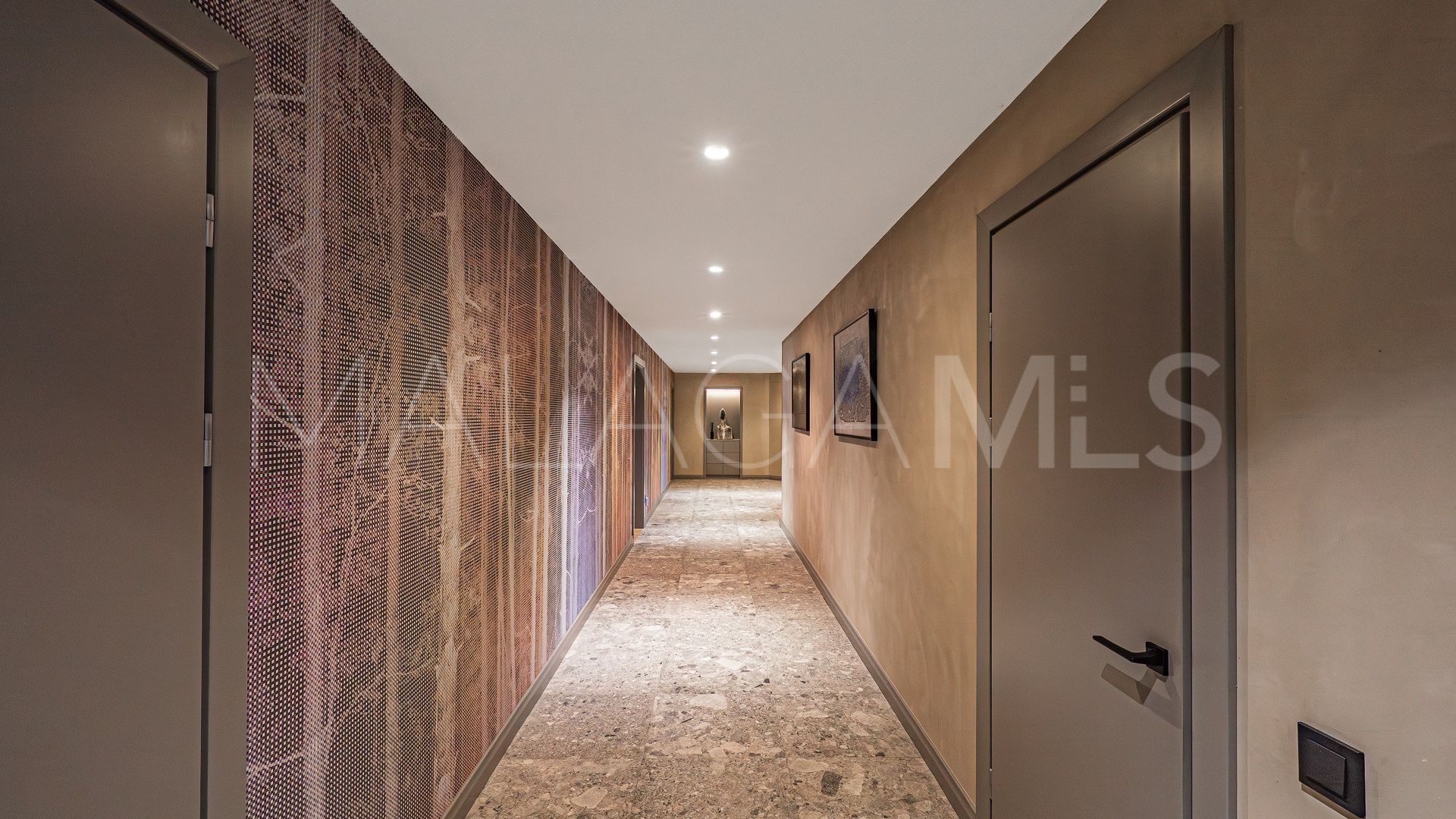 Villa for sale in Guadalmina Baja