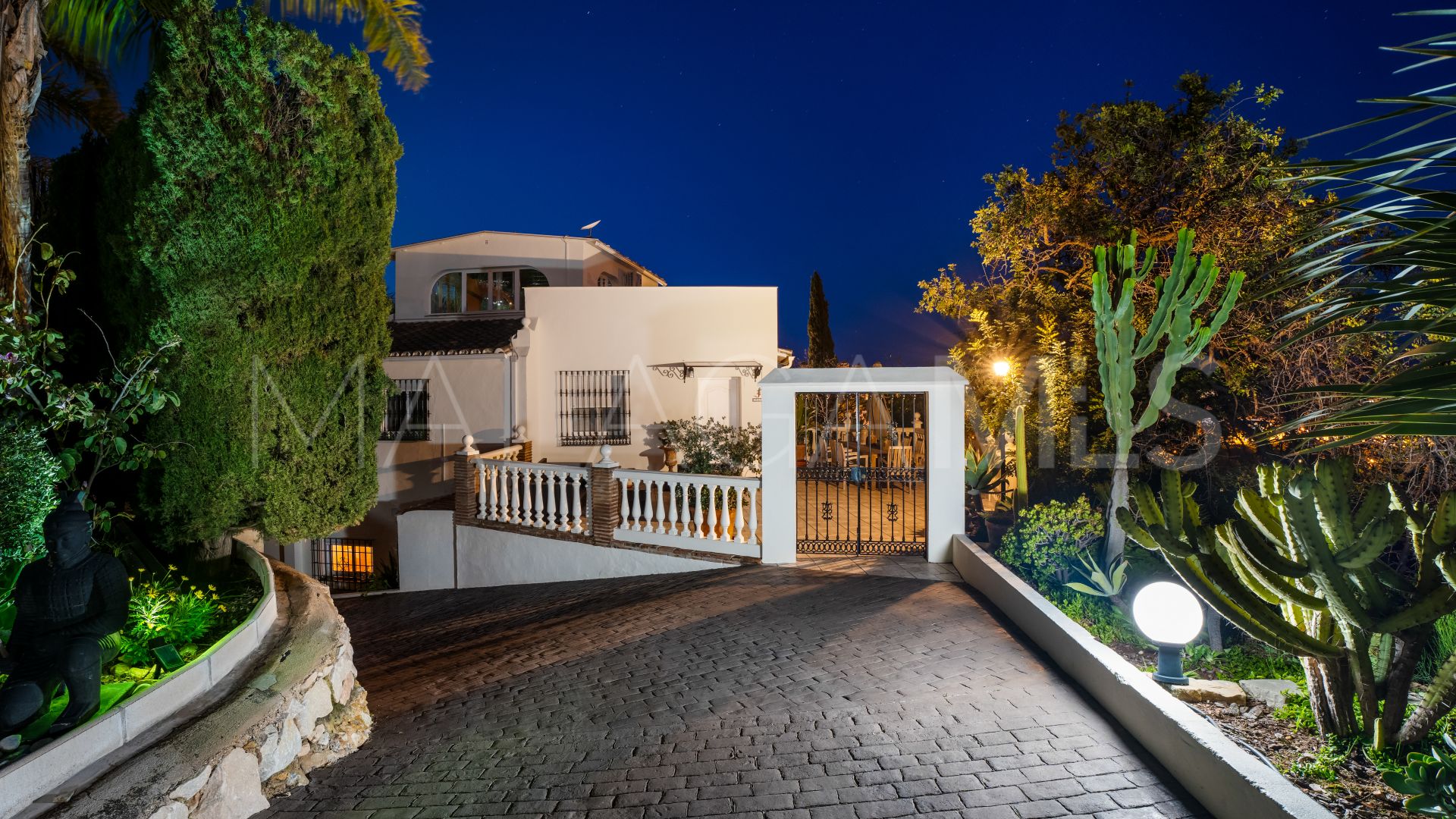 Villa for sale in Benalmadena