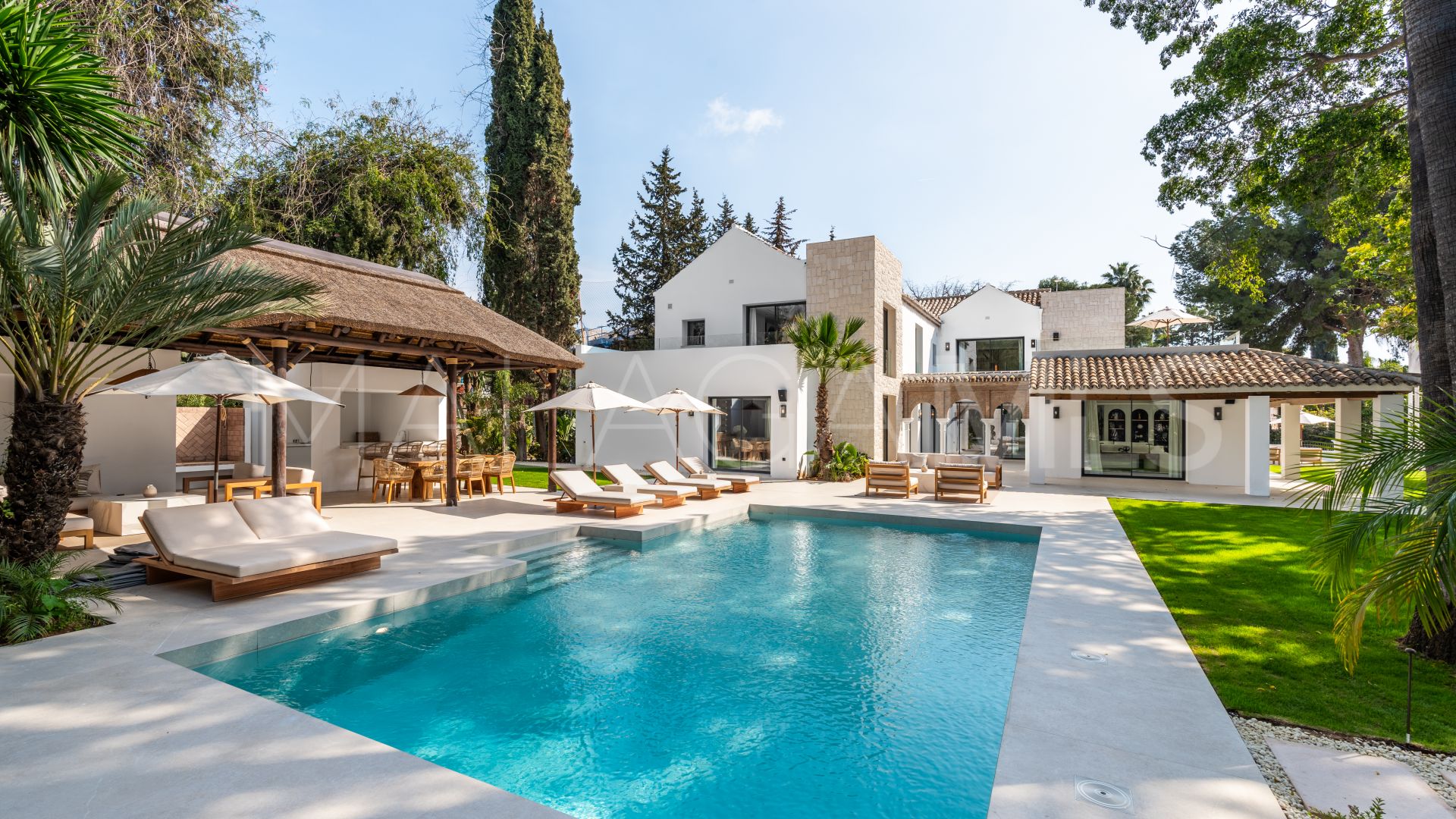 Villa for sale in Nueva Andalucia