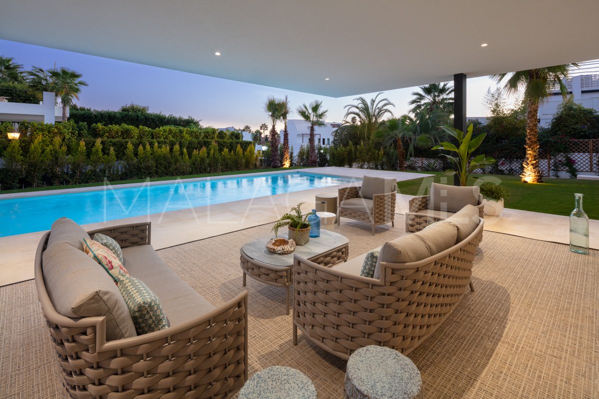 Villa for sale in Nueva Andalucia