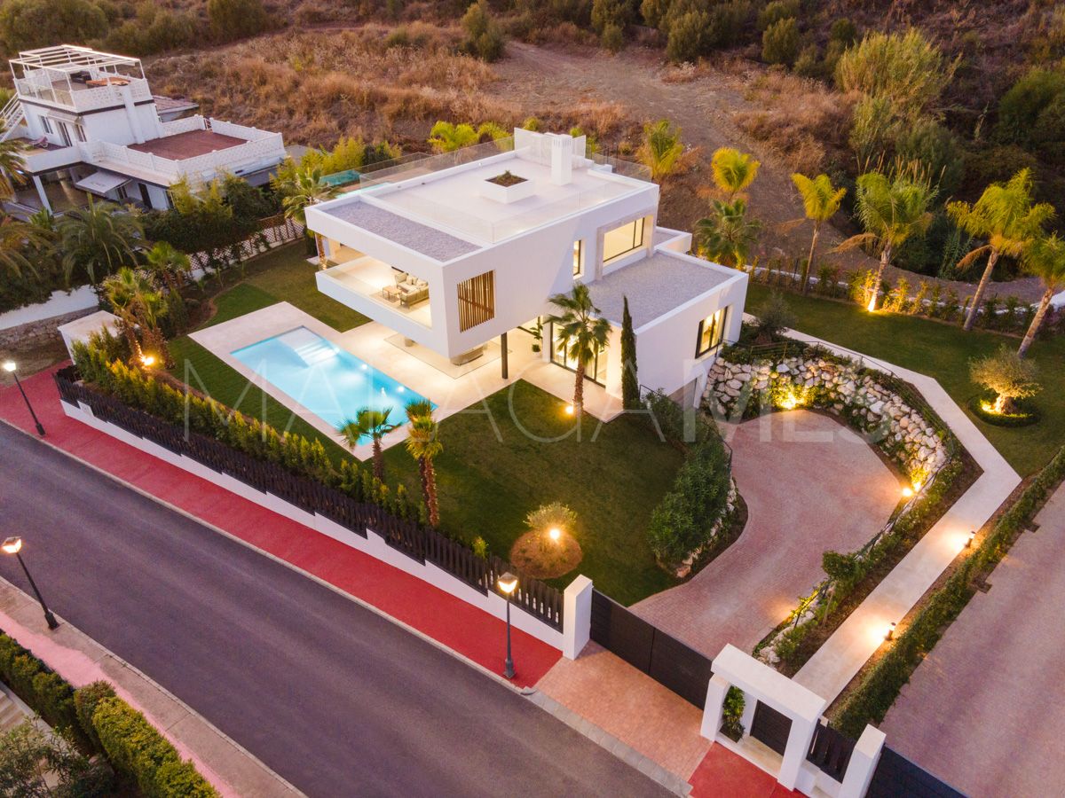 Villa for sale in Nueva Andalucia
