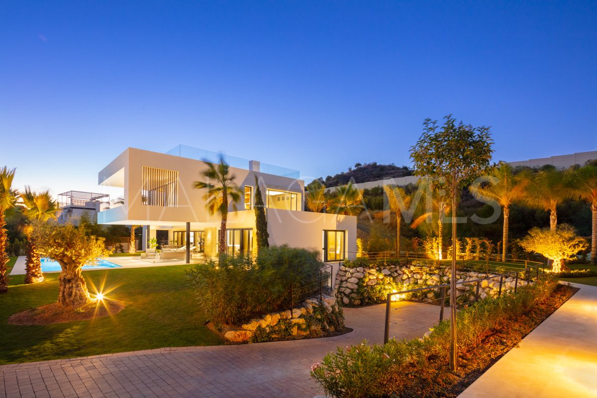 Villa for sale in Nueva Andalucia