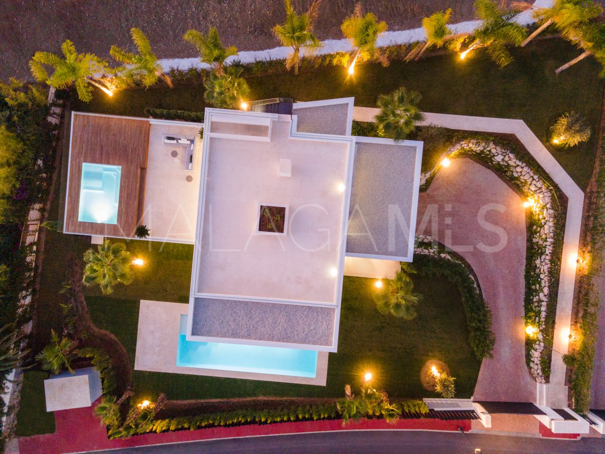 Villa for sale in Nueva Andalucia