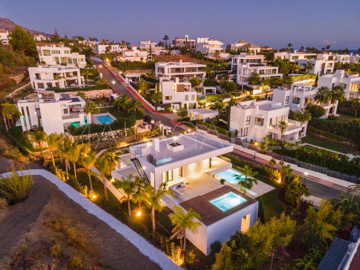 Villa for sale in Nueva Andalucia
