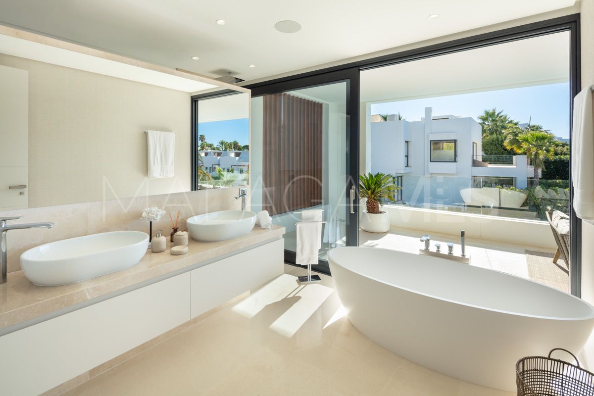 Villa for sale in Nueva Andalucia