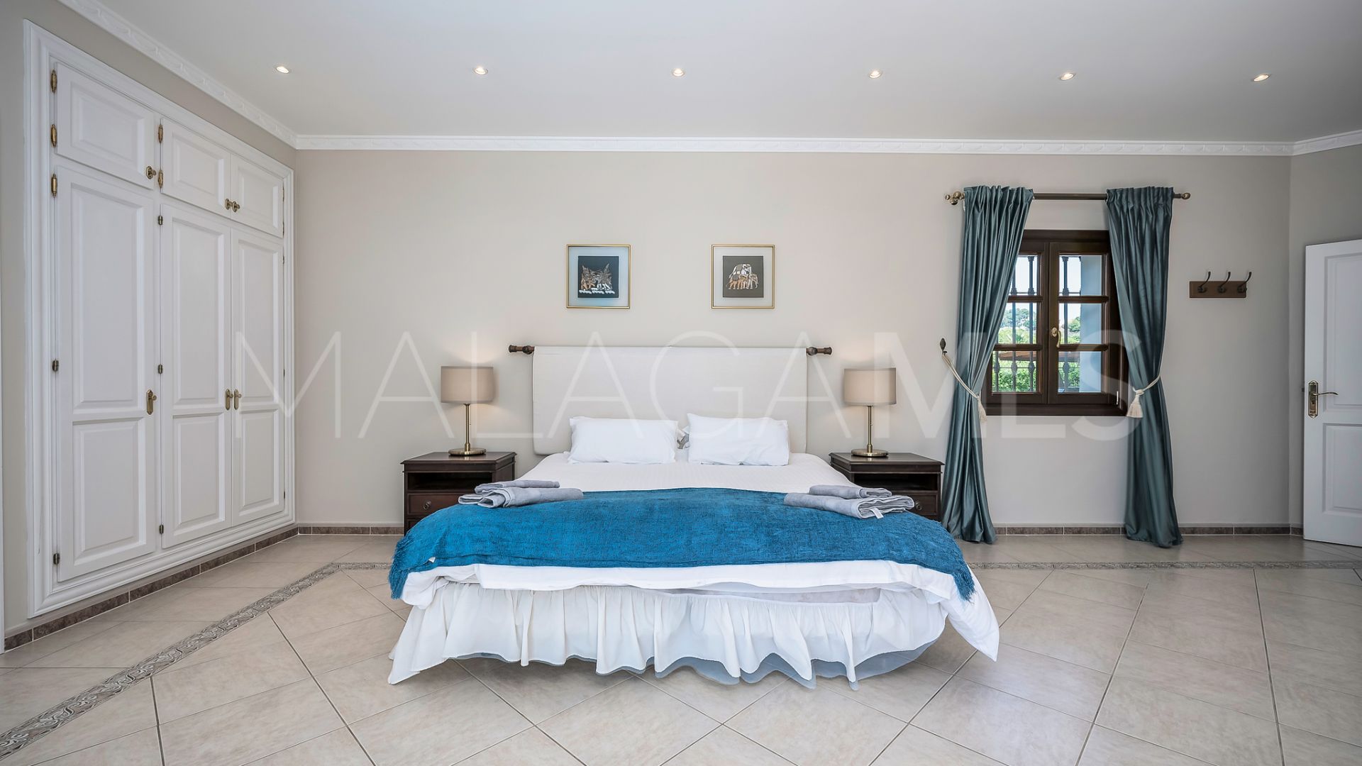 Villa for sale in Estepona