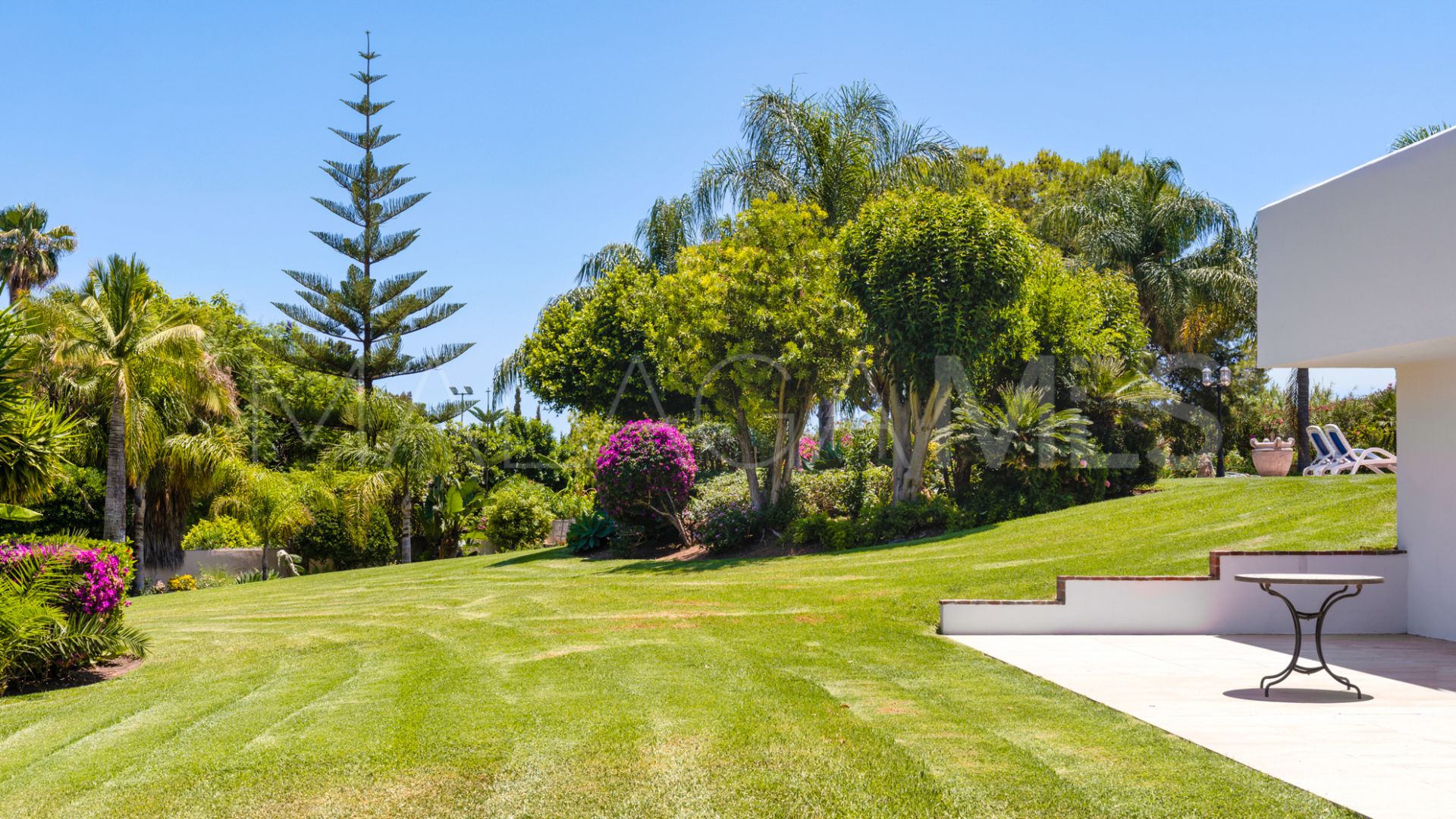 Villa for sale in Estepona