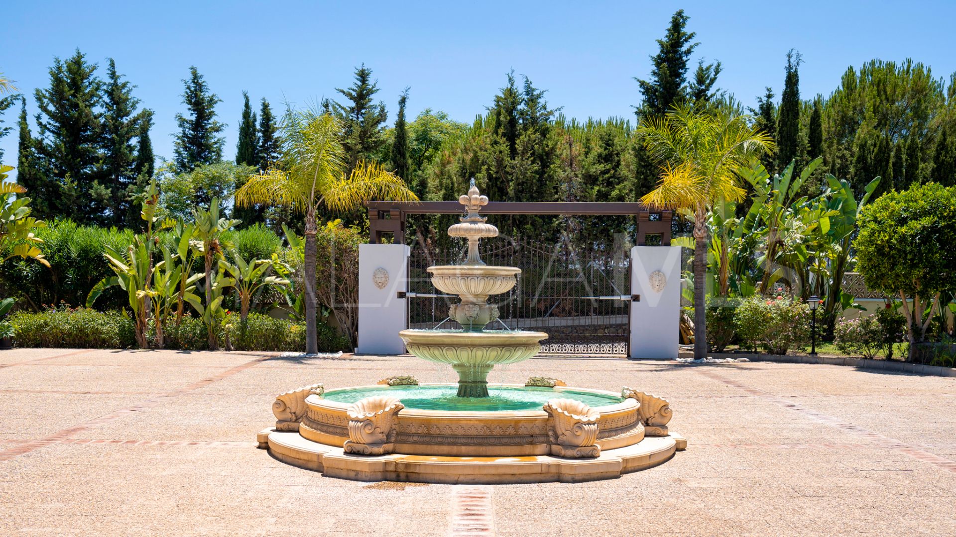 Villa for sale in Estepona