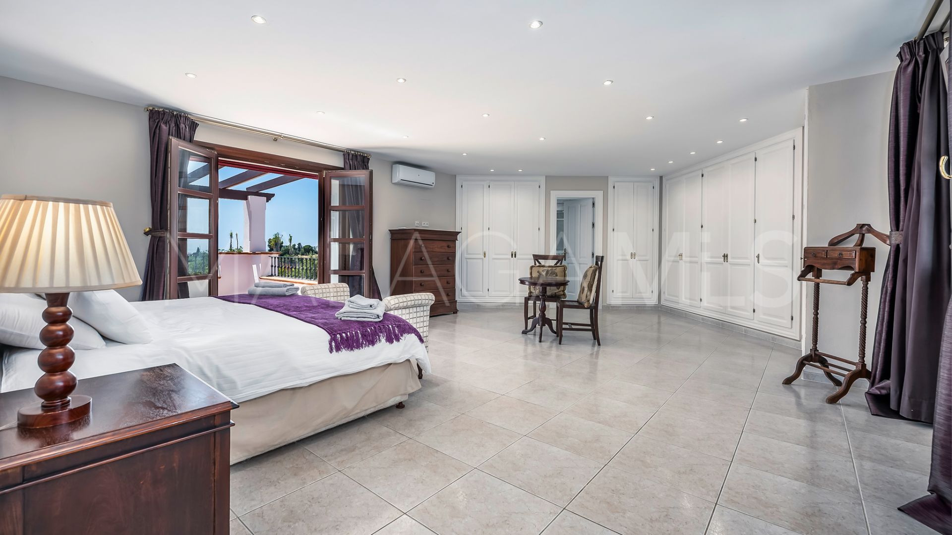 Villa for sale in Estepona