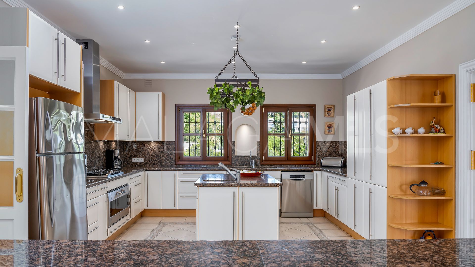 Villa for sale in Estepona