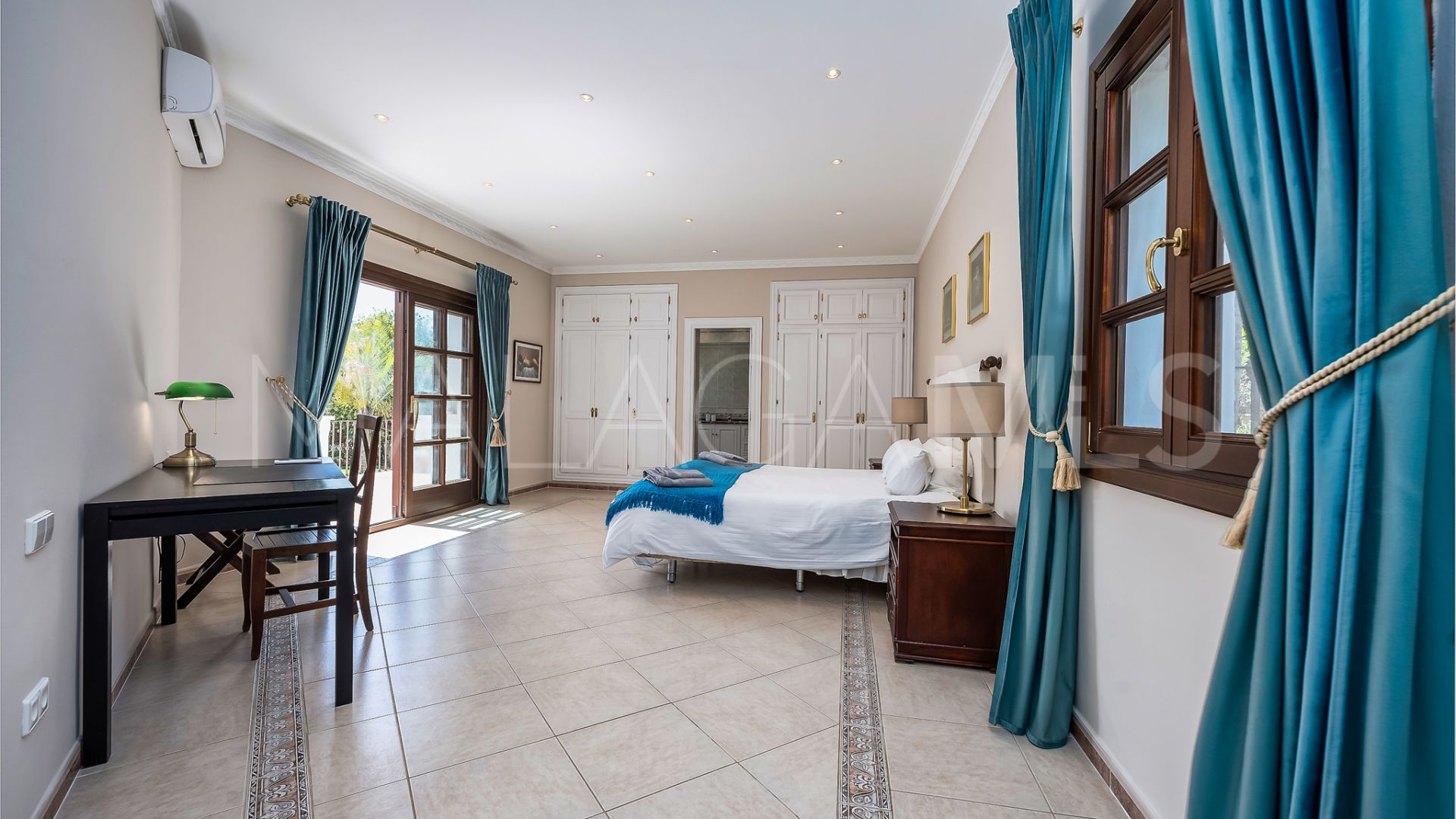 Villa for sale in Estepona