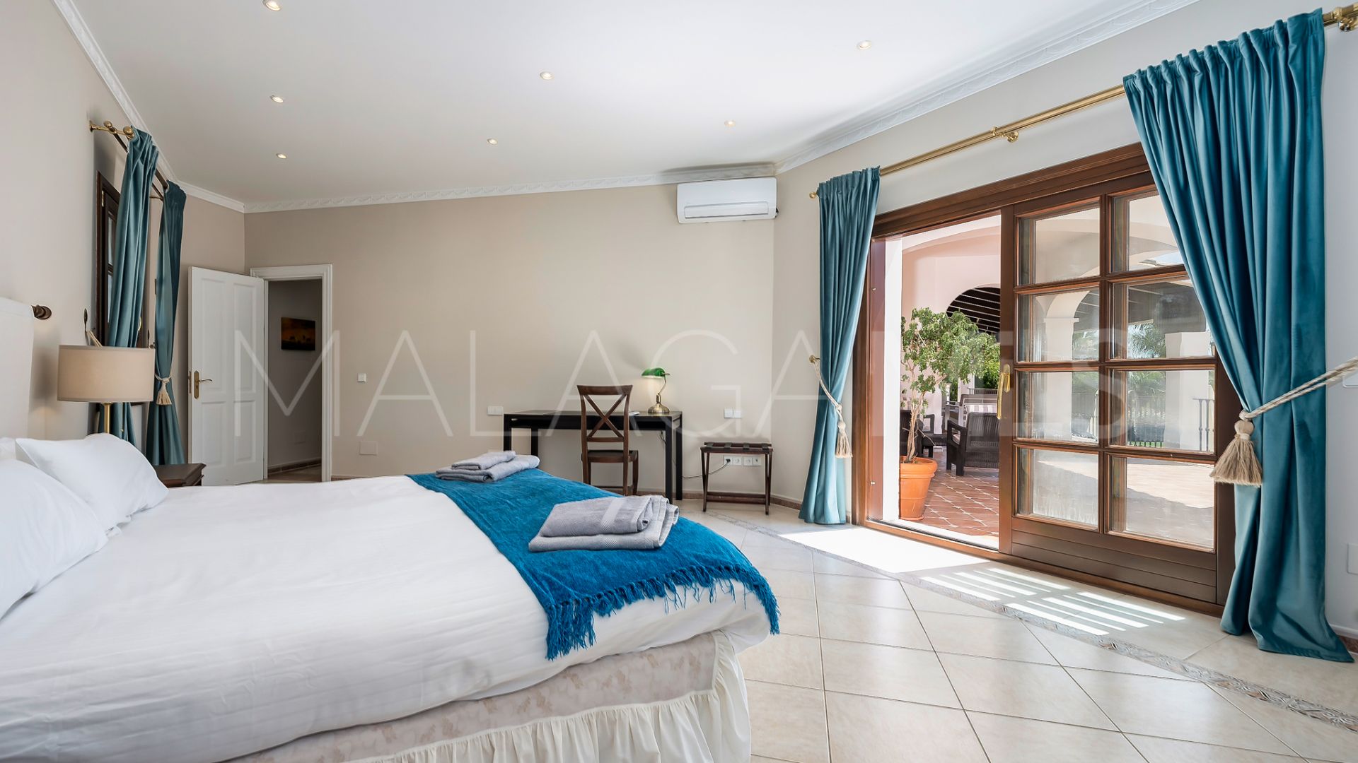 Villa for sale in Estepona