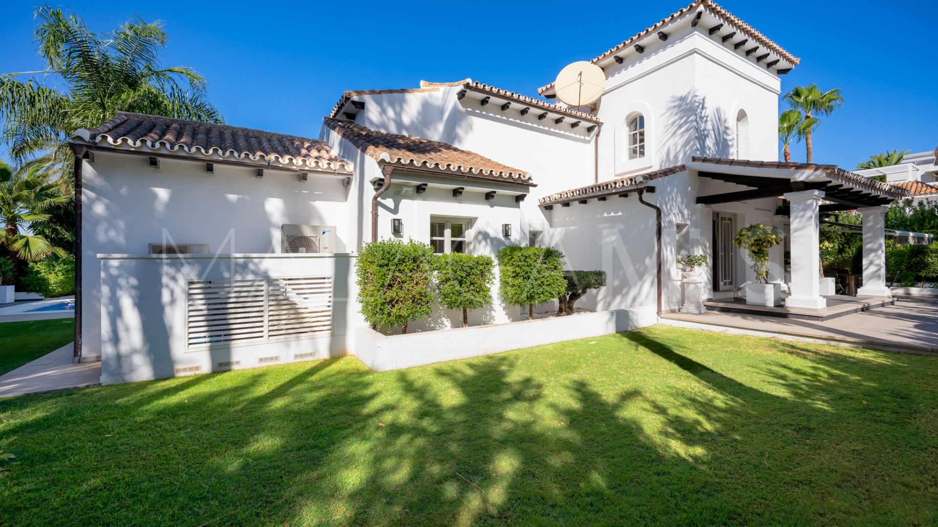 Villa for sale in Nueva Andalucia