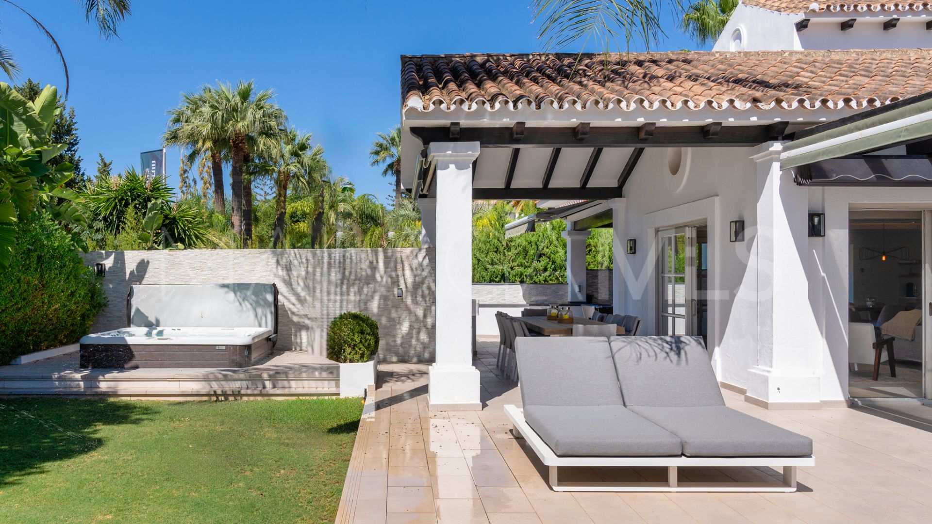 Villa for sale in Nueva Andalucia