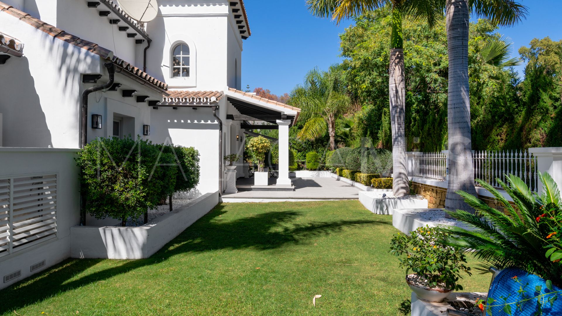 Villa for sale in Nueva Andalucia