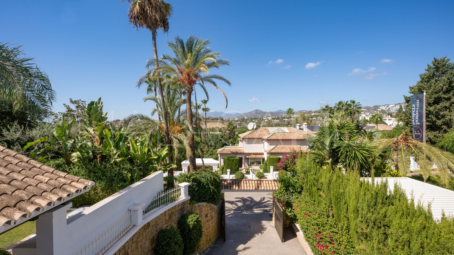Villa for sale in Nueva Andalucia